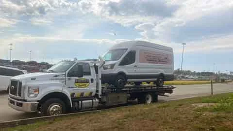 Fast Towing Downriver, Detroit